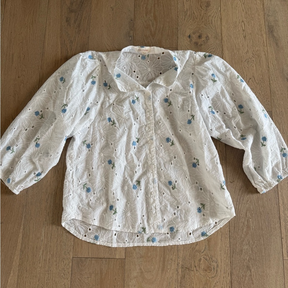 Solitaire Embrodiered Floral Top White Blue Large